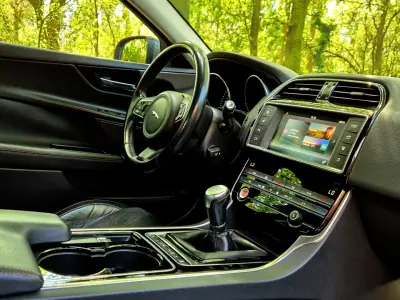 Jaguar XE 2015 - 14250 EUR, 184000 km - AUTO.MOTO.pt - 184000km - foto 17 de 23