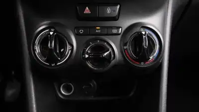 Peugeot 208 2015 - 9500 EUR, 210000 km - AUTO.MOTO.pt - 210000km - foto 9 de 25