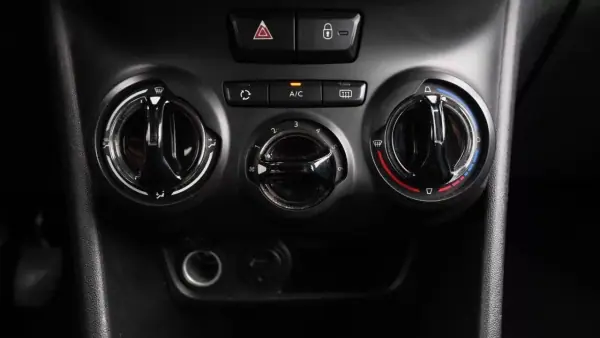 Peugeot 208 2015 - 9500 EUR, 210000 km - AUTO.MOTO.pt - 210000km - foto 9 de 25