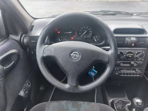 Opel Corsa 2000 - 2490 EUR, 137682 km - AUTO.MOTO.pt - 137682km - foto 19 de 27