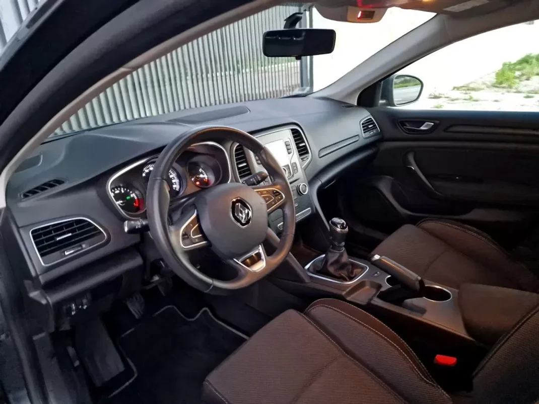 Renault Mégane Sport Tourer 2019 - 15990 EUR, 80068 km - AUTO.MOTO.pt - 80068km - foto 10 de 24