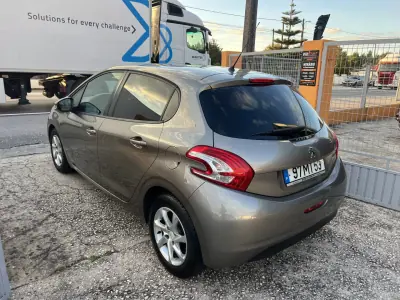 Peugeot 208 2012 - 6950 EUR, 140981 km - AUTO.MOTO.pt - 140981km - foto 4 de 6