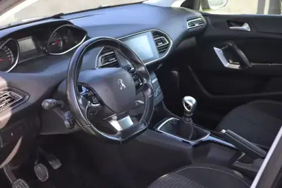Peugeot 308 SW 2018 - 13000 EUR, 154910 km - AUTO.MOTO.pt - 154910km - foto 4 de 6