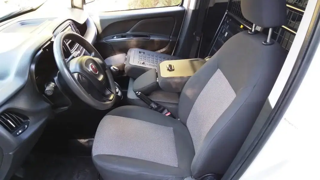 Fiat DOBLO CARGO 1.3 M-JET EASY 3 Lugares 2018 - 9250 EUR, 196000 km - AUTO.MOTO.pt - 196000km - foto 12 de 12