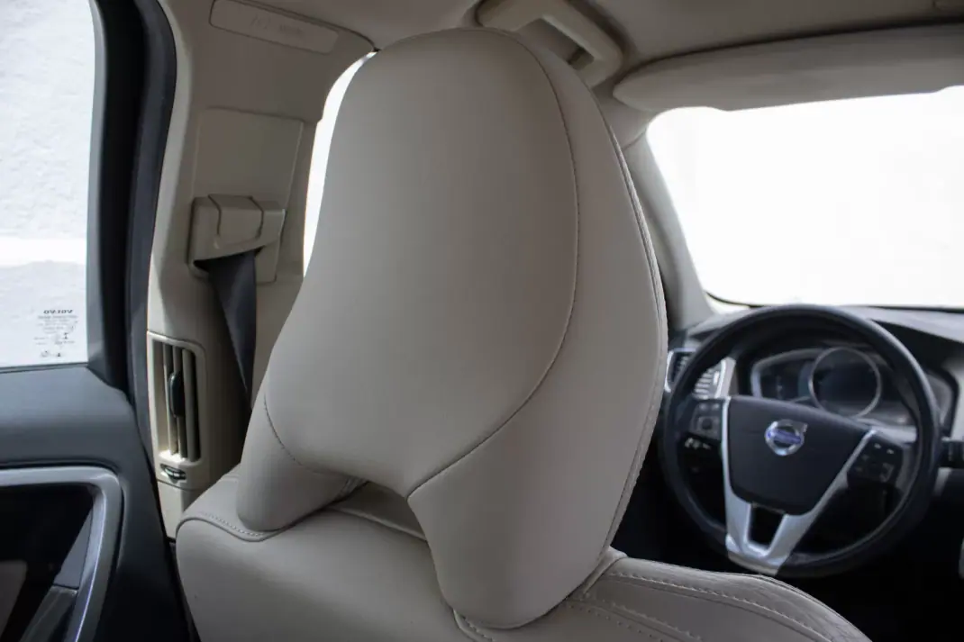 Volvo V60 2013 - 12500 EUR, 242000 km - 242000km - foto 22 de 45
