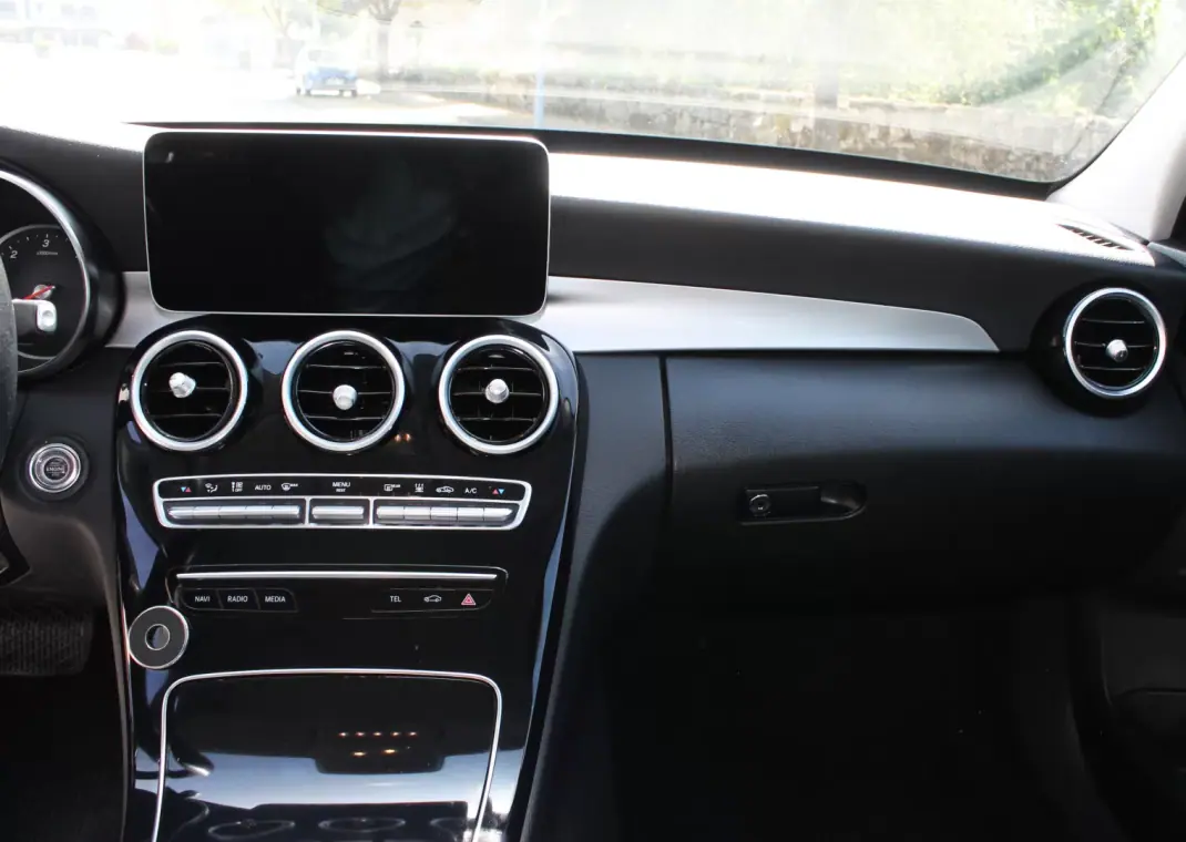 Mercedes-Benz C 300 2020 - 28990 EUR, 128000 km - AUTO.MOTO.pt - 128000km - foto 20 de 36