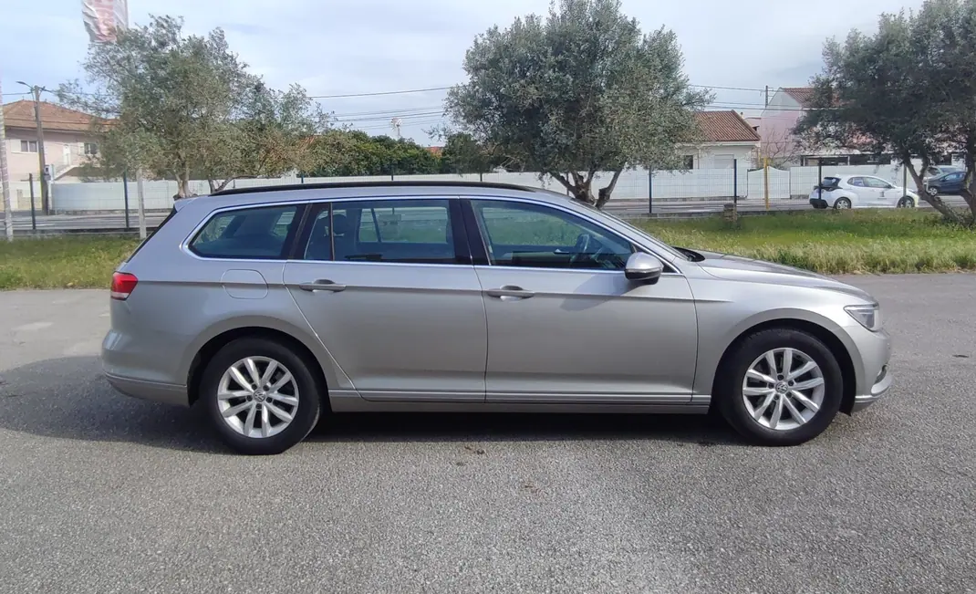 Volkswagen Passat Variant 2015 - 13750 EUR, 203000 km - AUTO.MOTO.pt - 203000km - foto 16 de 18