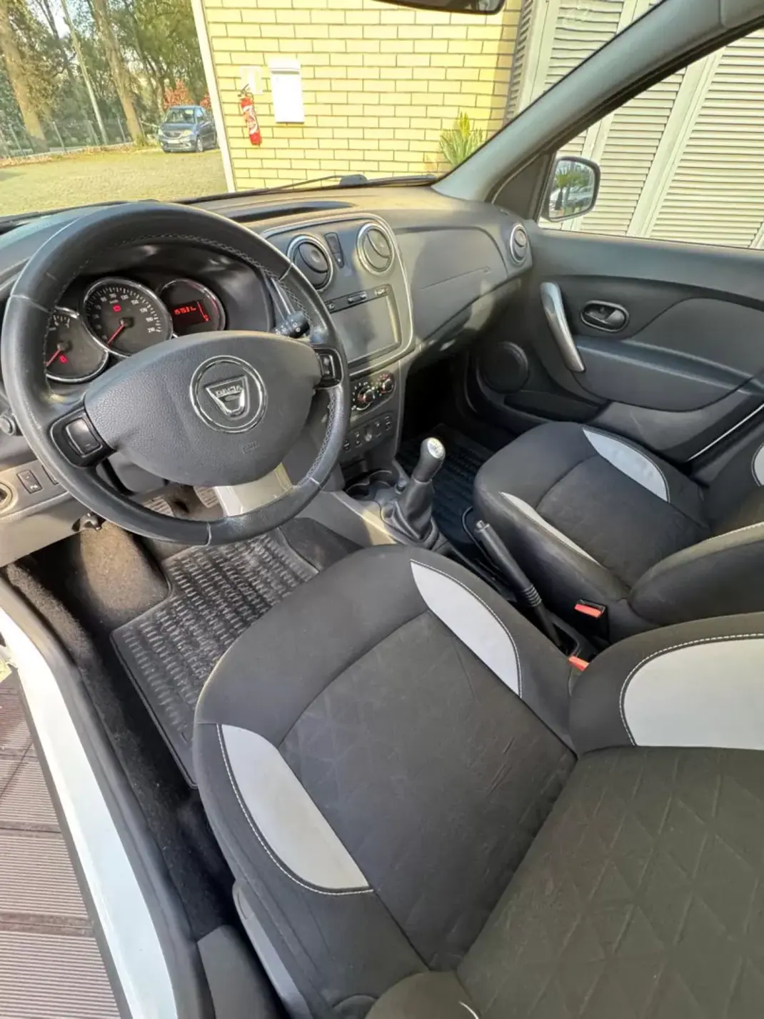 Dacia Sandero 2014 - 7900 EUR, 157500 km - AUTO.MOTO.pt - 157500km - foto 7 de 10