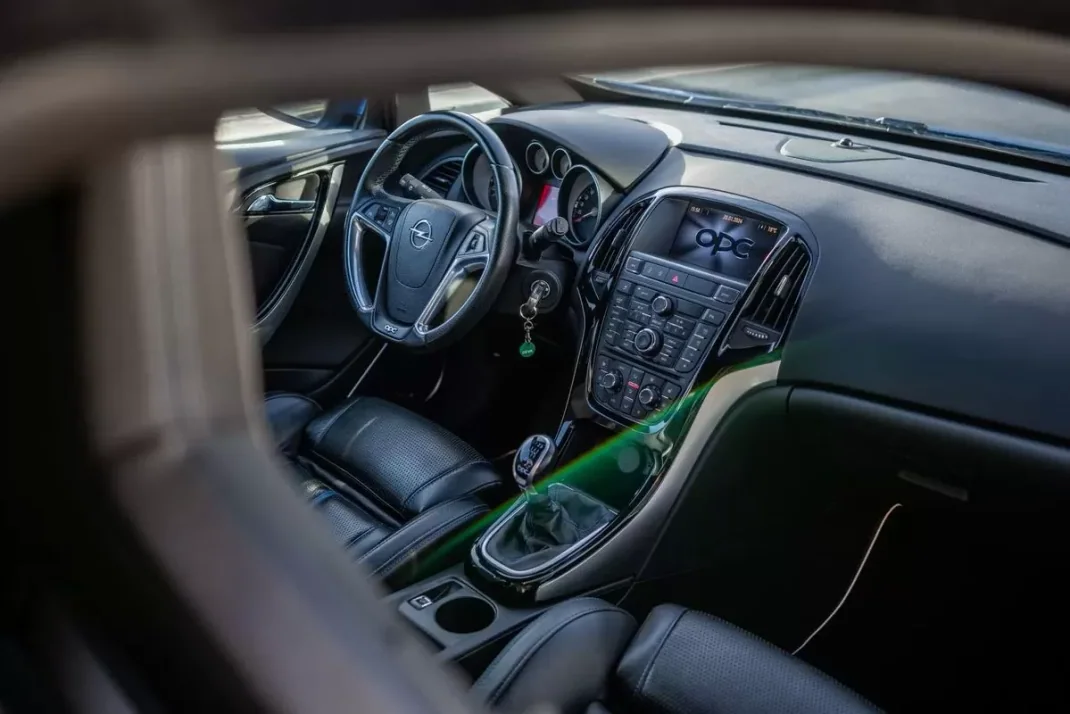 Opel Astra GTC 2013 - 23500 EUR, 109000 km - AUTO.MOTO.pt - 109000km - foto 28 de 47