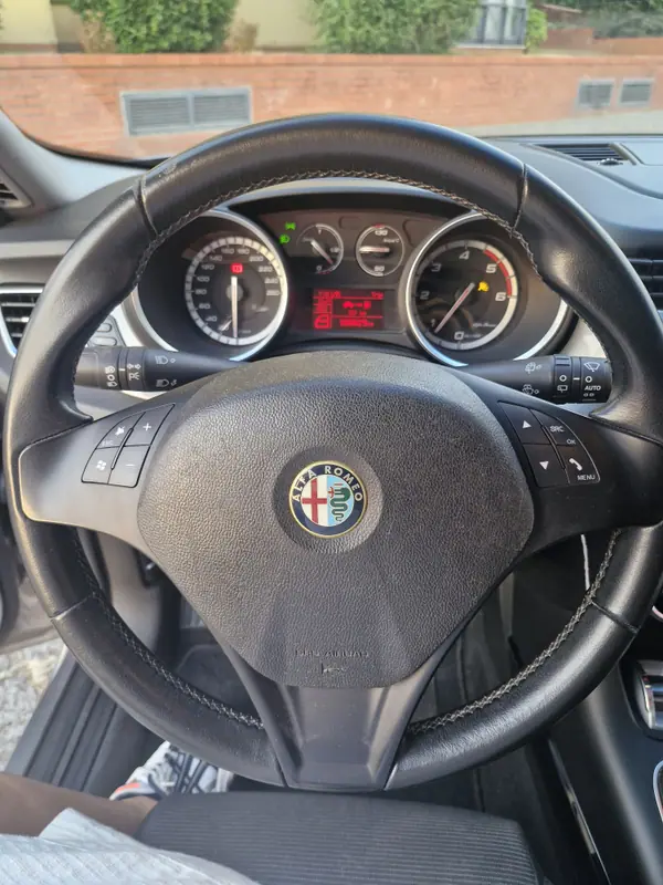 Alfa Romeo Giulietta 2011 - 6990 EUR, 156800 km - AUTO.MOTO.pt - 156800km - foto 15 de 17
