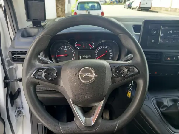 Opel Combo 2021 - 13500 EUR, 82000 km - AUTO.MOTO.pt - 82000km - foto 18 de 20