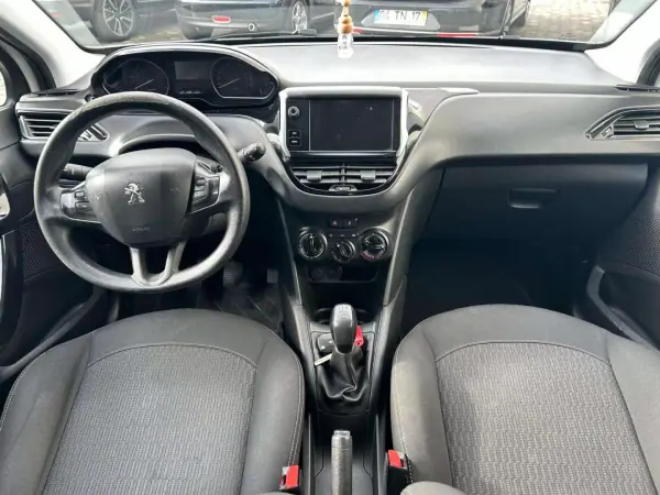 Peugeot 208 2018 - 12990 EUR, 92000 km - AUTO.MOTO.pt - 92000km - foto 13 de 14