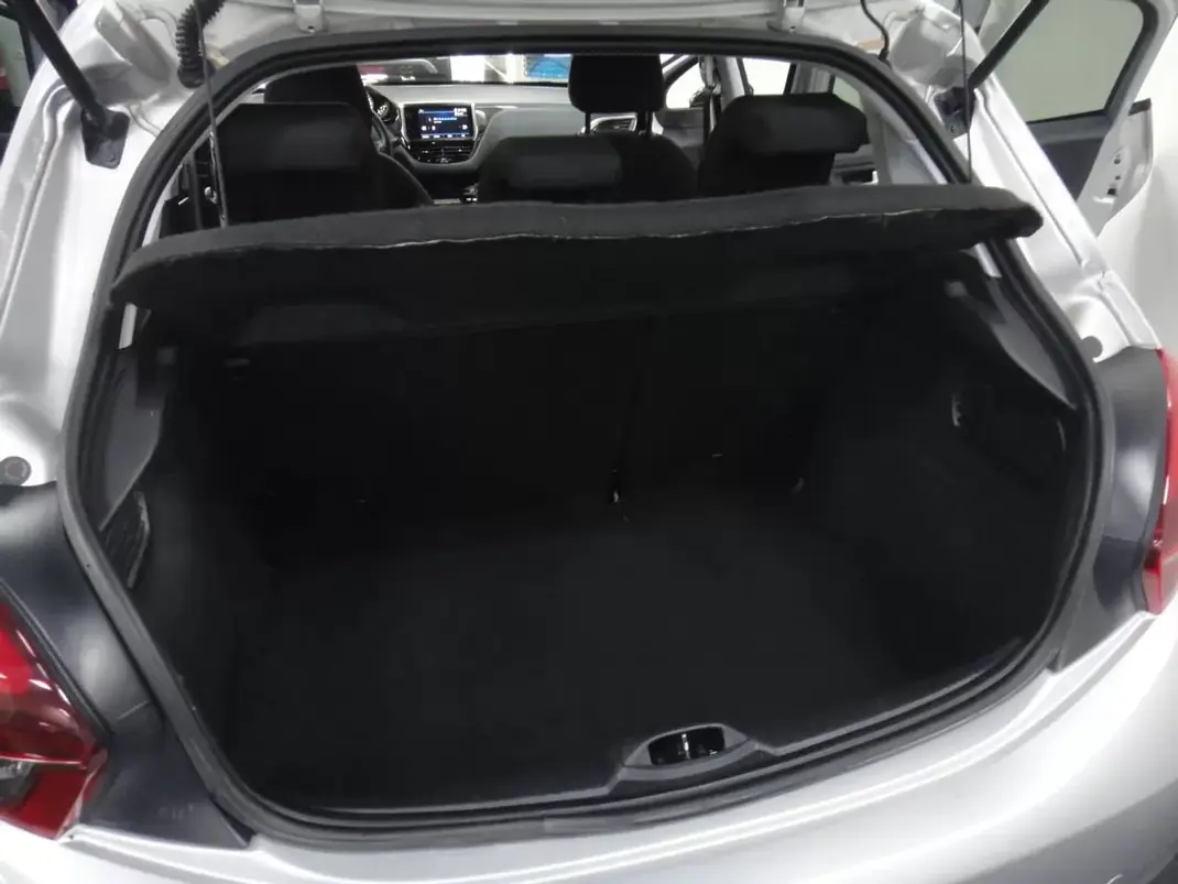 Peugeot 208 2018 - 9900 EUR, 84000 km - 84000km - foto 16 de 26
