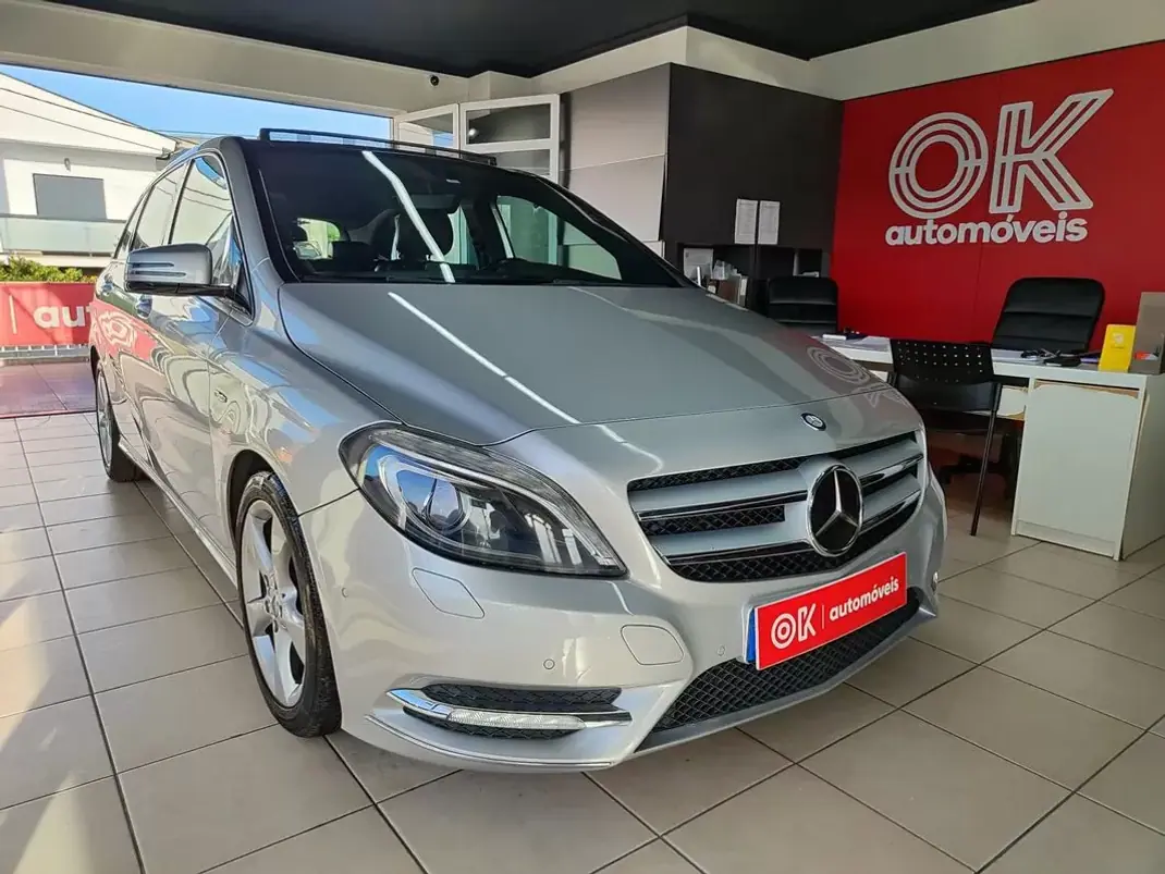 Mercedes-Benz B 180 2012 - 10950 EUR, 220000 km - AUTO.MOTO.pt - 220000km - foto 1 de 32