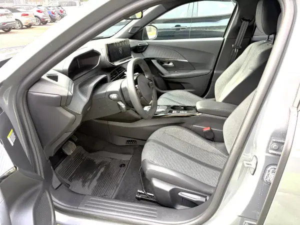 Peugeot e-2008 2025 - 25400 EUR, 17162 km - AUTO.MOTO.pt - 17162km - foto 8 de 19