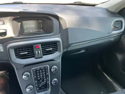Volvo V40 2017 - 15900 EUR, 120000 km - AUTO.MOTO.pt - 120000km - foto 37 de 39