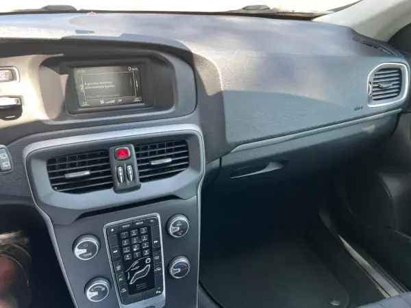 Volvo V40 2017 - 15900 EUR, 120000 km - AUTO.MOTO.pt - 120000km - foto 37 de 39