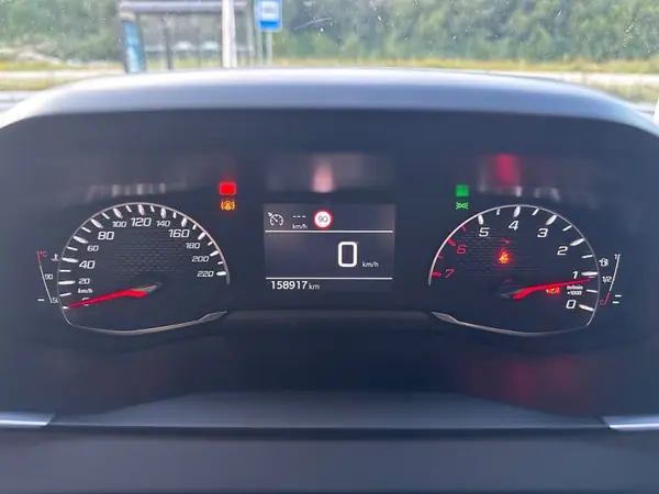 Peugeot 2008 2021 - 16500 EUR, 158900 km - AUTO.MOTO.pt - 158900km - foto 25 de 52
