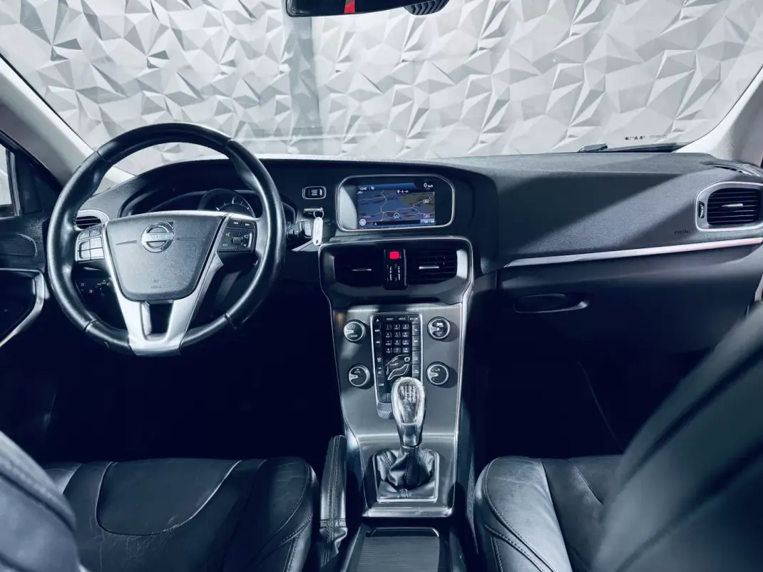 Volvo V40 2013 - 9990 EUR, 258002 km - AUTO.MOTO.pt - 258002km - foto 14 de 31