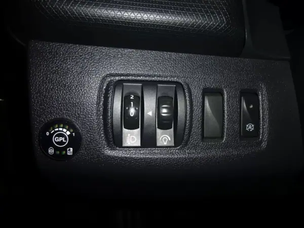 Renault Clio 2019 - 11200 EUR, 116904 km - AUTO.MOTO.pt - 116904km - foto 16 de 32