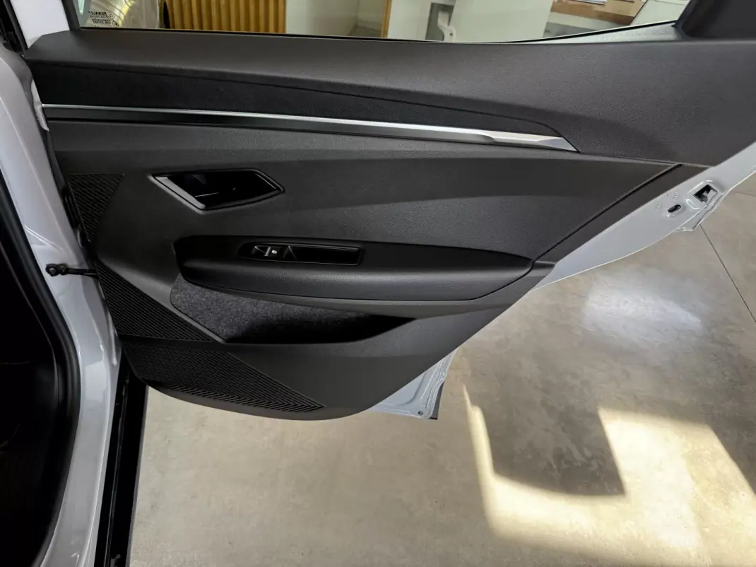 Renault Mégane E-Tech 2022 - 24999 EUR, 27000 km - AUTO.MOTO.pt - 27000km - foto 61 de 116