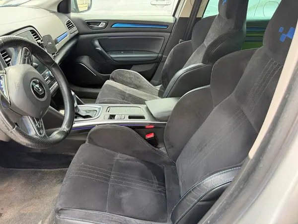 Renault Mégane 2018 - 12500 EUR, 232000 km - AUTO.MOTO.pt - 232000km - foto 13 de 15