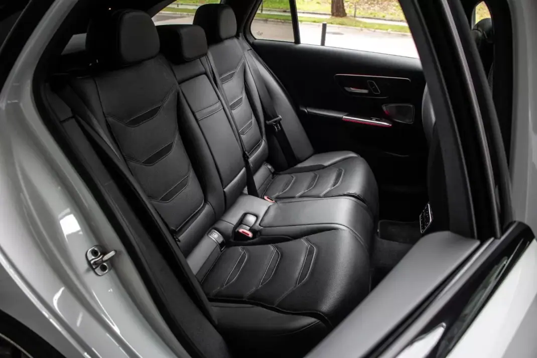 Mercedes-Benz C 63 AMG 2024 - 99450 EUR, 46345 km - AUTO.MOTO.pt - 46345km - foto 31 de 50