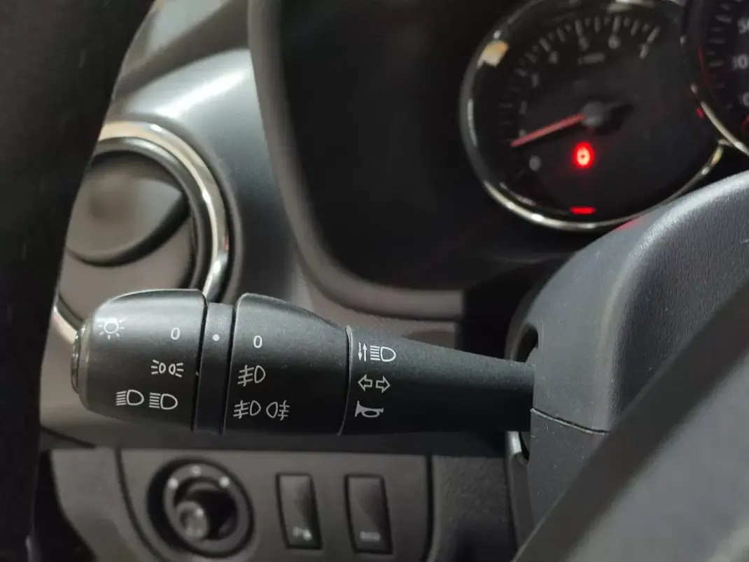 Dacia Sandero 2015 - 12900 EUR, 116000 km - AUTO.MOTO.pt - 116000km - foto 8 de 16