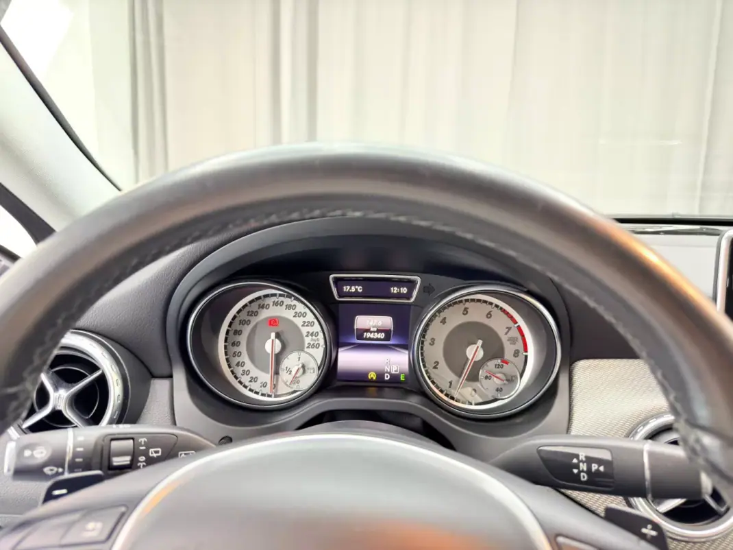 Mercedes-Benz GLA 200 2015 - 17000 EUR, 194000 km - AUTO.MOTO.pt - 194000km - foto 20 de 21