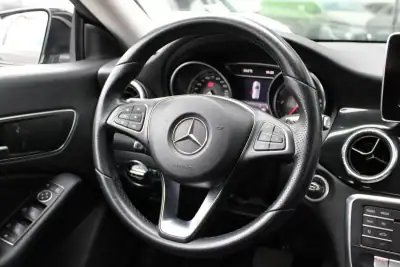 Mercedes-Benz CLA 180 2016 - 15990 EUR, 215975 km - AUTO.MOTO.pt - 215975km - foto 7 de 18