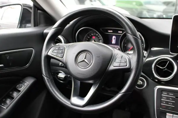 Mercedes-Benz CLA 180 2016 - 15990 EUR, 215975 km - AUTO.MOTO.pt - 215975km - foto 7 de 18