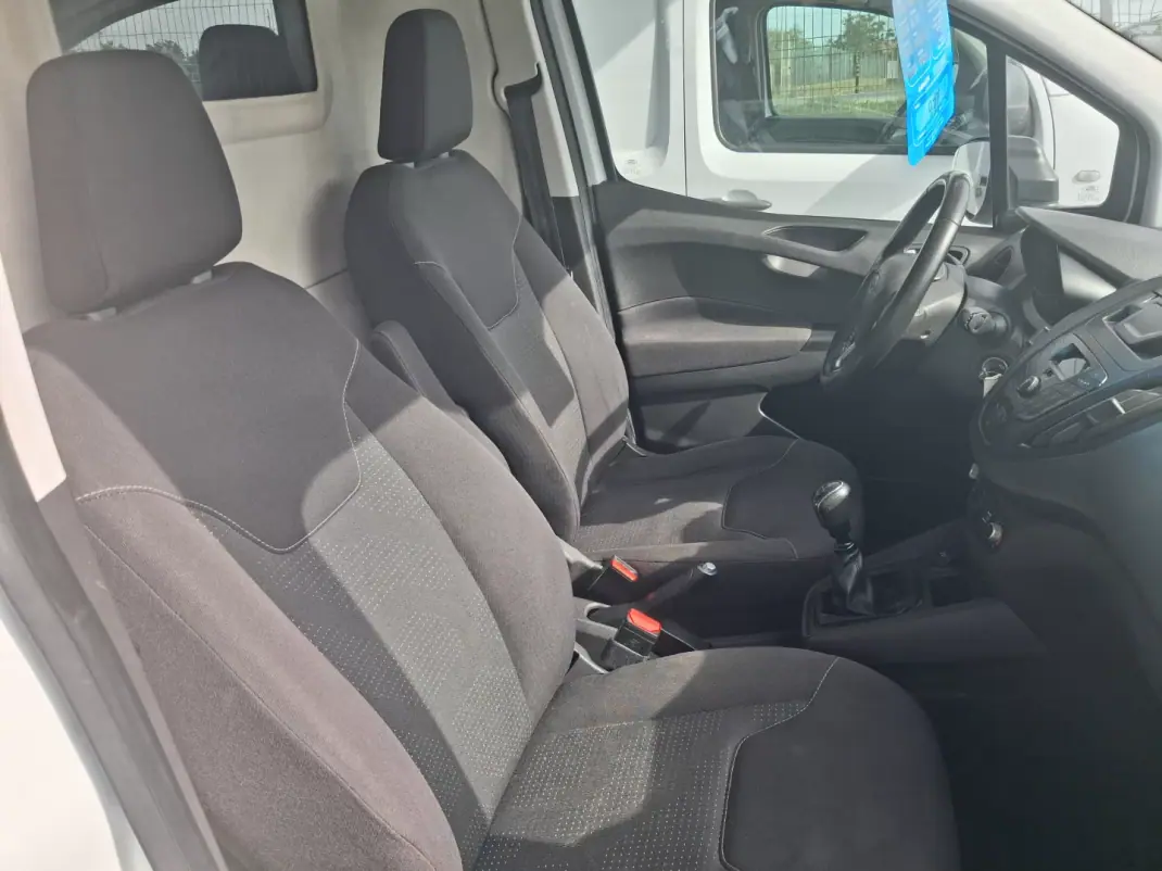 Ford Transit Courier 2019 - 9700 EUR, 214000 km - AUTO.MOTO.pt - 214000km - foto 8 de 15