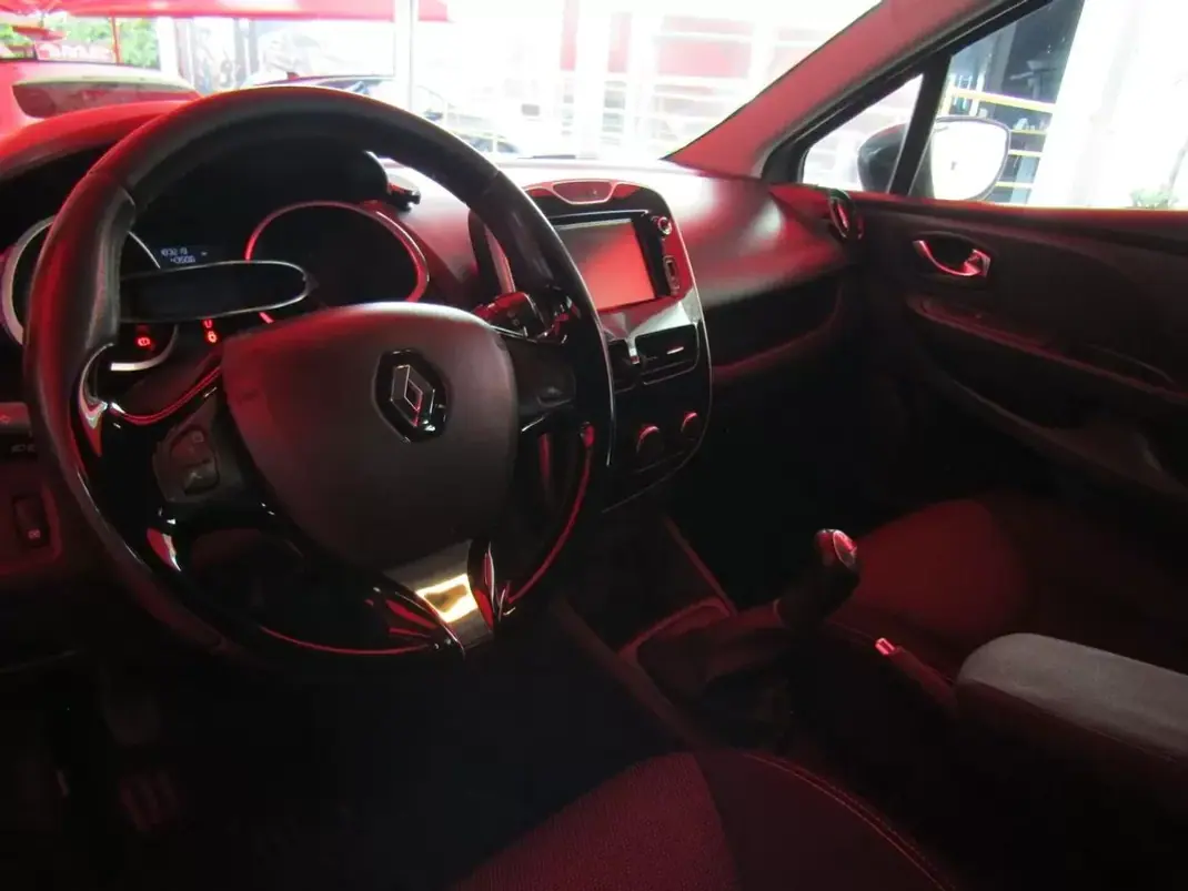 Renault Clio 2015 - 9950 EUR, 183980 km - 183980km - foto 6 de 10