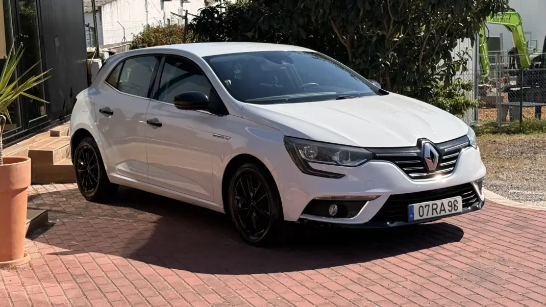 Renault Mégane 2016 - 8990 EUR, 208000 km - AUTO.MOTO.pt - 208000km - foto 16 de 27