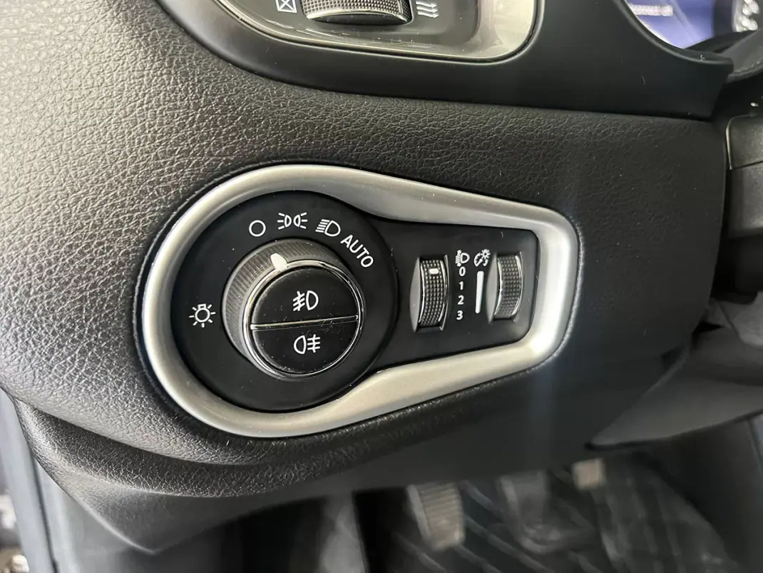 Jeep Renegade 2020 - 14800 EUR, 108465 km - AUTO.MOTO.pt - 108465km - foto 19 de 22