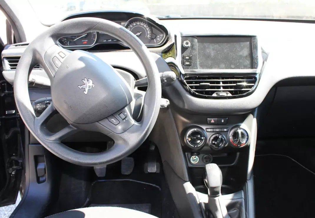 Peugeot 208 2018 - 9990 EUR, 109000 km - AUTO.MOTO.pt - 109000km - foto 19 de 27