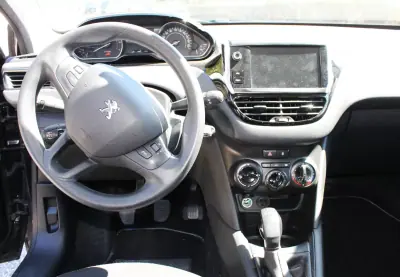 Peugeot 208 2018 - 9990 EUR, 109000 km - AUTO.MOTO.pt - 109000km - foto 19 de 27