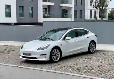 Tesla Model 3 2019 - 20000 EUR, 72000 km - AUTO.MOTO.pt - 72000km - foto 8 de 10