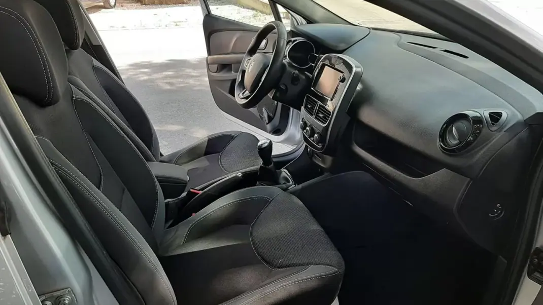 Renault Clio Sport Tourer 2018 - 11890 EUR, 89764 km - AUTO.MOTO.pt - 89764km - foto 29 de 46