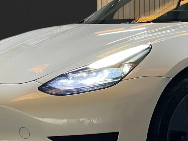 Tesla Model 3 2023 - 30950 EUR, 79791 km - AUTO.MOTO.pt - 79791km - foto 5 de 20