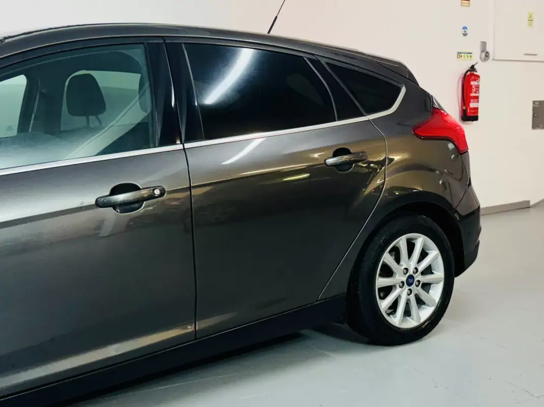 Ford Focus 2015 - 9750 EUR, 182000 km - AUTO.MOTO.pt - 182000km - foto 16 de 49