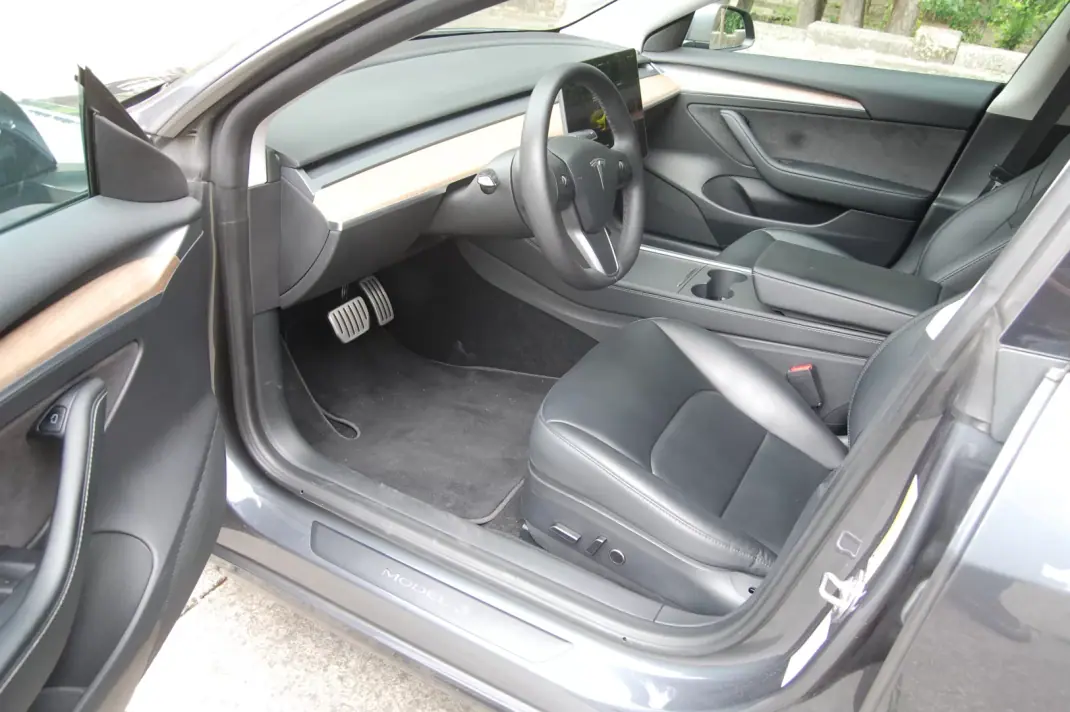Tesla Model 3 2022 - 34500 EUR, 50871 km - AUTO.MOTO.pt - 50871km - foto 9 de 13
