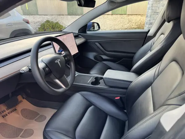 Tesla Model 3 2021 - 26500 EUR, 105000 km - AUTO.MOTO.pt - 105000km - foto 13 de 37