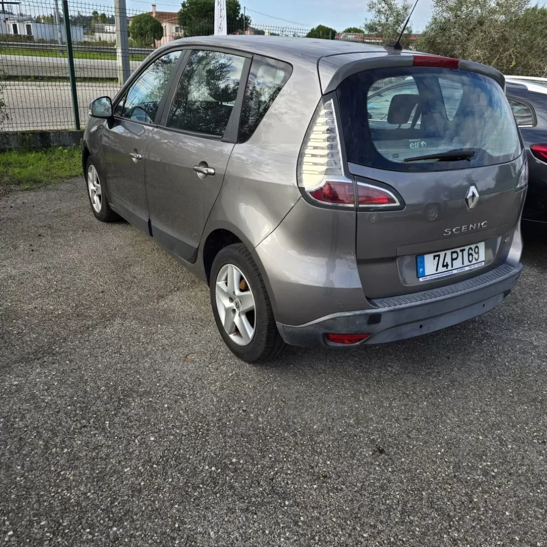 Renault Scénic 2012 - 6950 EUR, 243000 km - AUTO.MOTO.pt - 243000km - foto 3 de 13