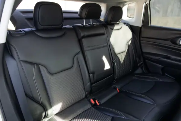 Jeep Compass 2022 - 24250 EUR, 92000 km - AUTO.MOTO.pt - 92000km - foto 8 de 12