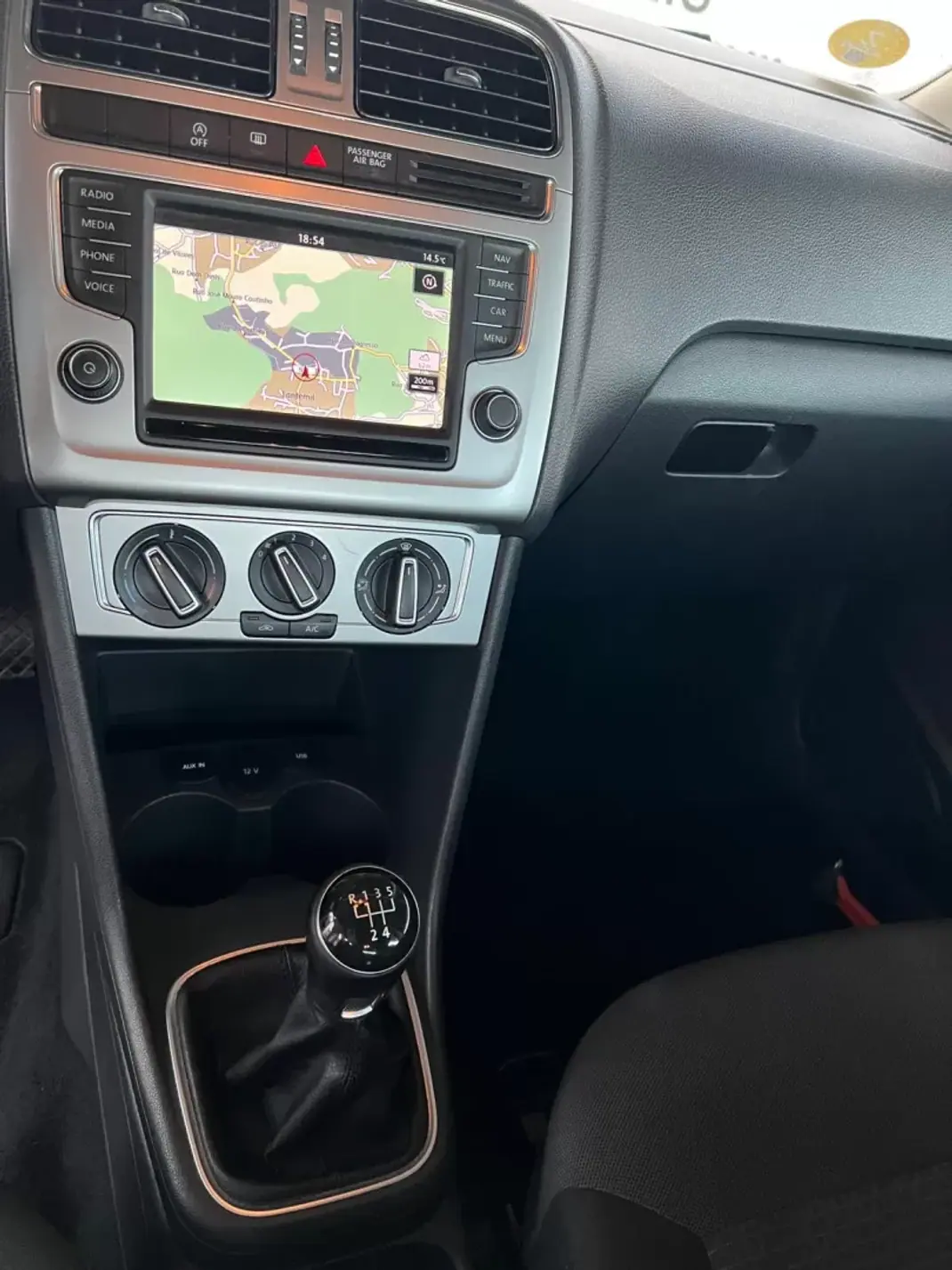 Volkswagen Polo 2015 - 8500 EUR, 150350 km - AUTO.MOTO.pt - 150350km - foto 8 de 11