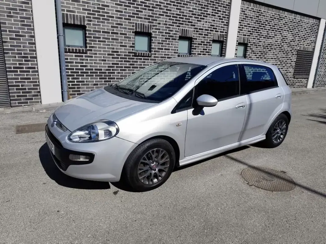 Fiat Punto Evo 2011 - 5000 EUR, 258000 km - AUTO.MOTO.pt - 258000km - foto 3 de 18