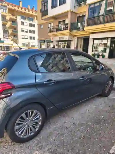 Peugeot 208 2016 - 8000 EUR, 90000 km - AUTO.MOTO.pt - 90000km - foto 6 de 8