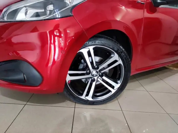Peugeot 208 2018 - 12490 EUR, 61000 km - AUTO.MOTO.pt - 61000km - foto 4 de 28