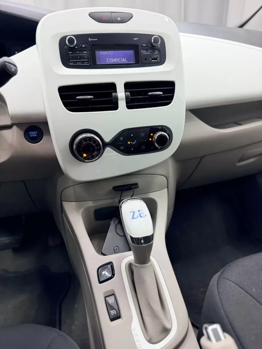 Renault Zoe 2018 - 10750 EUR, 64000 km - AUTO.MOTO.pt - 64000km - foto 12 de 18